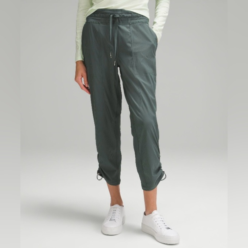 Lululemon dance studio mid-rise crop